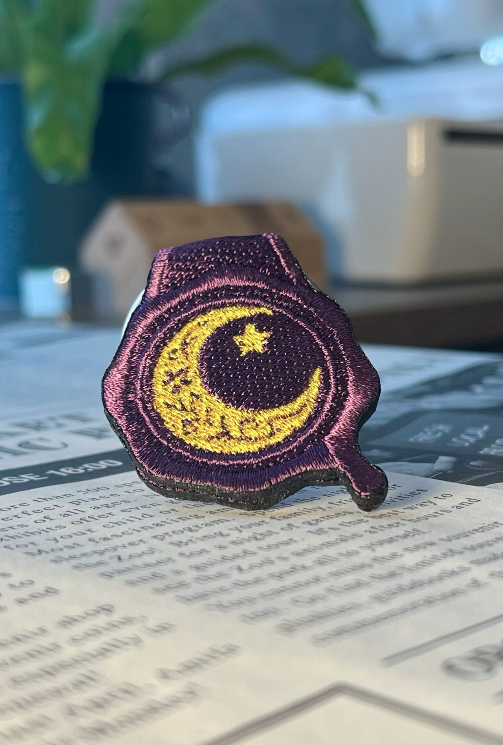 月の刺繍リング