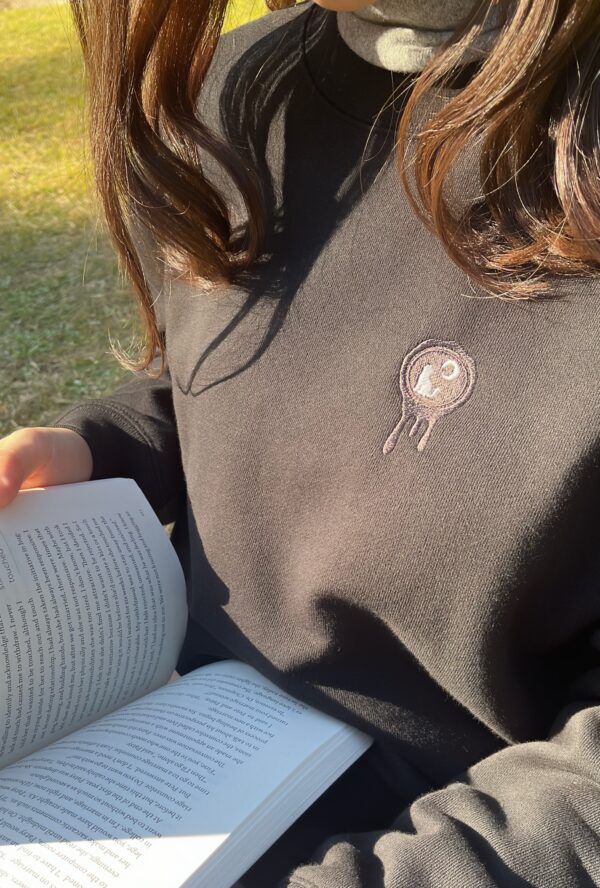 月を望む猫のシーリングスタンプ風のスウェット