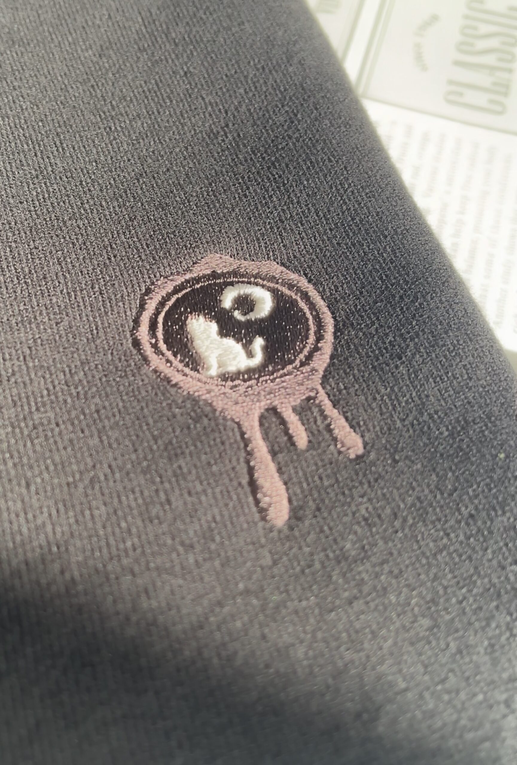 月を望む猫のシーリングスタンプ風のスウェット - 画像 (2)