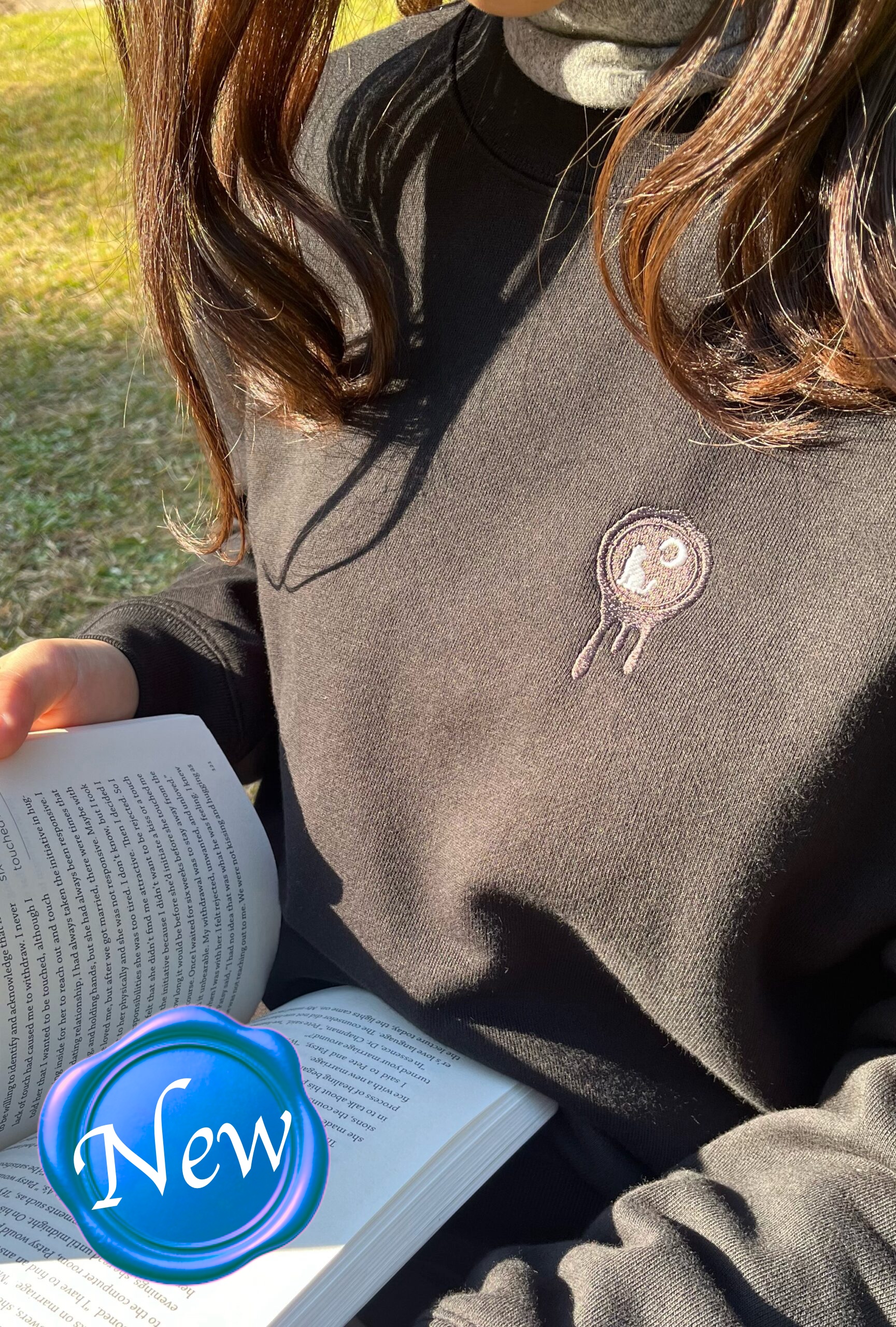 月を望む猫のシーリングスタンプ風のスウェット